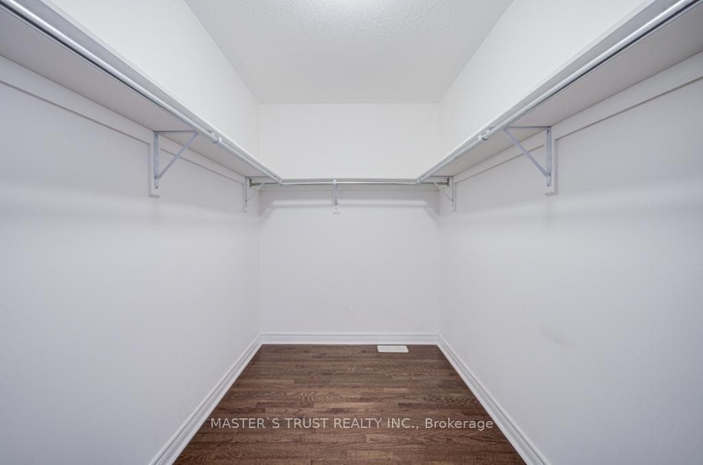 56 Herefordshire Crescent photo 36