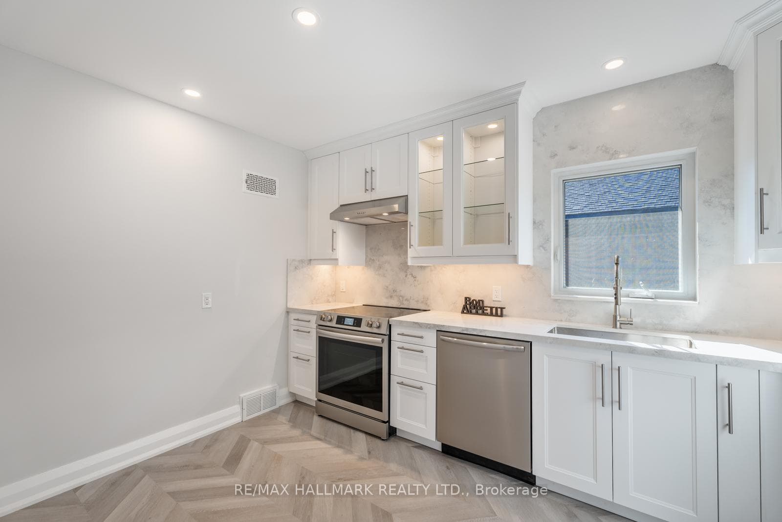 66 Ferncroft Drive photo 8
