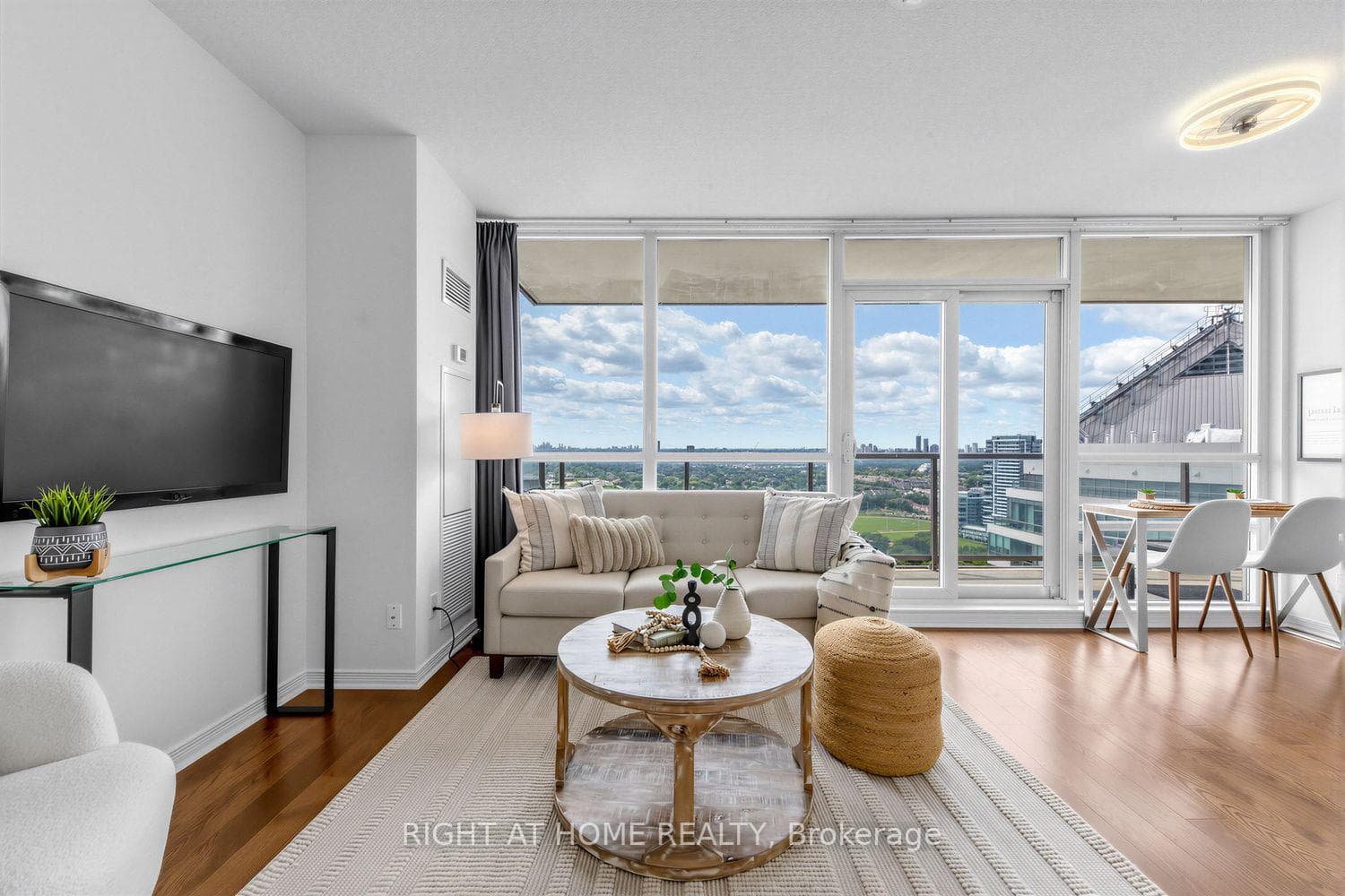 2240 Lake Shore Boulevard Unit 3104 photo 2