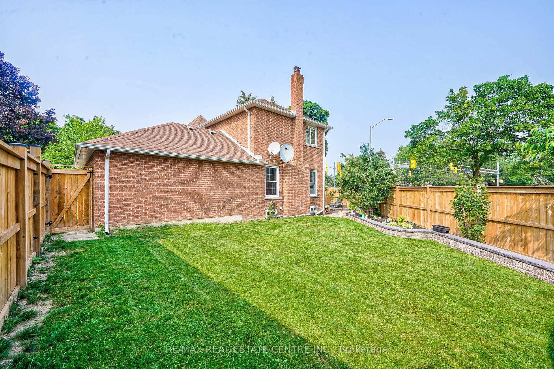 6202 Tenth Line photo 37