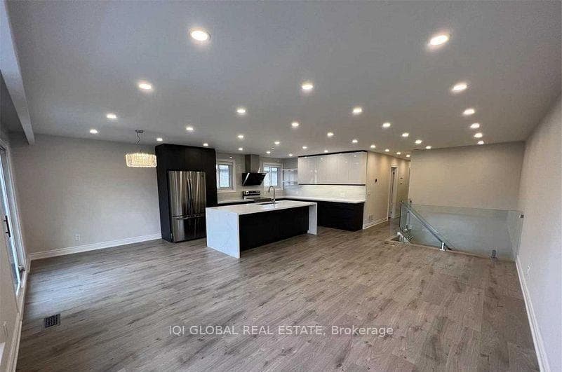 92 Heatherside Drive Unit Upper photo 2