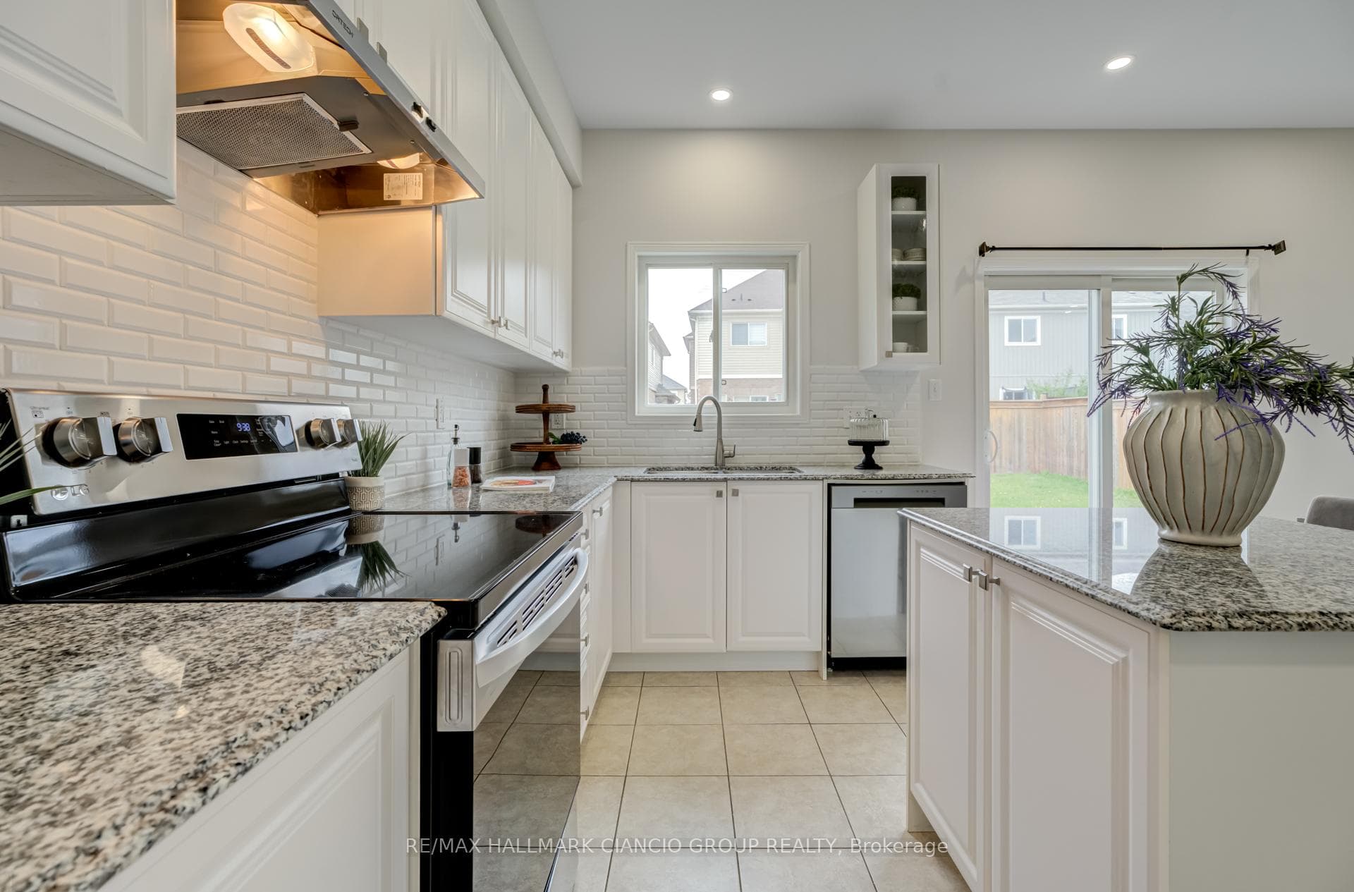 18 Fred jackman Avenue photo 13
