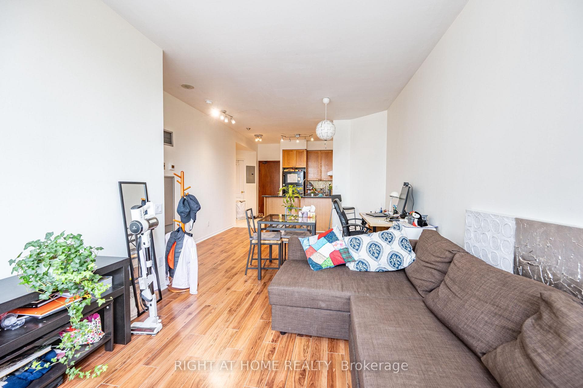 555 Yonge Street Unit 802 photo 1