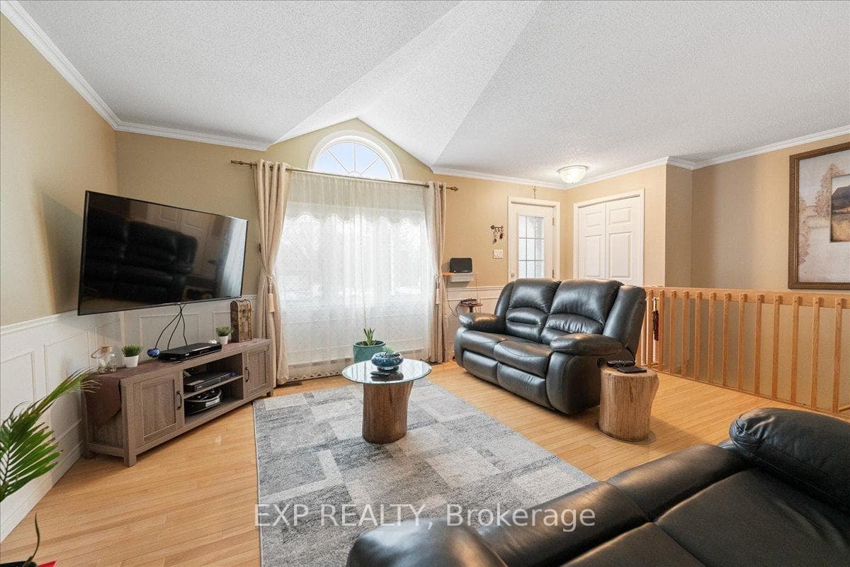 213 Longueuil Street photo 11