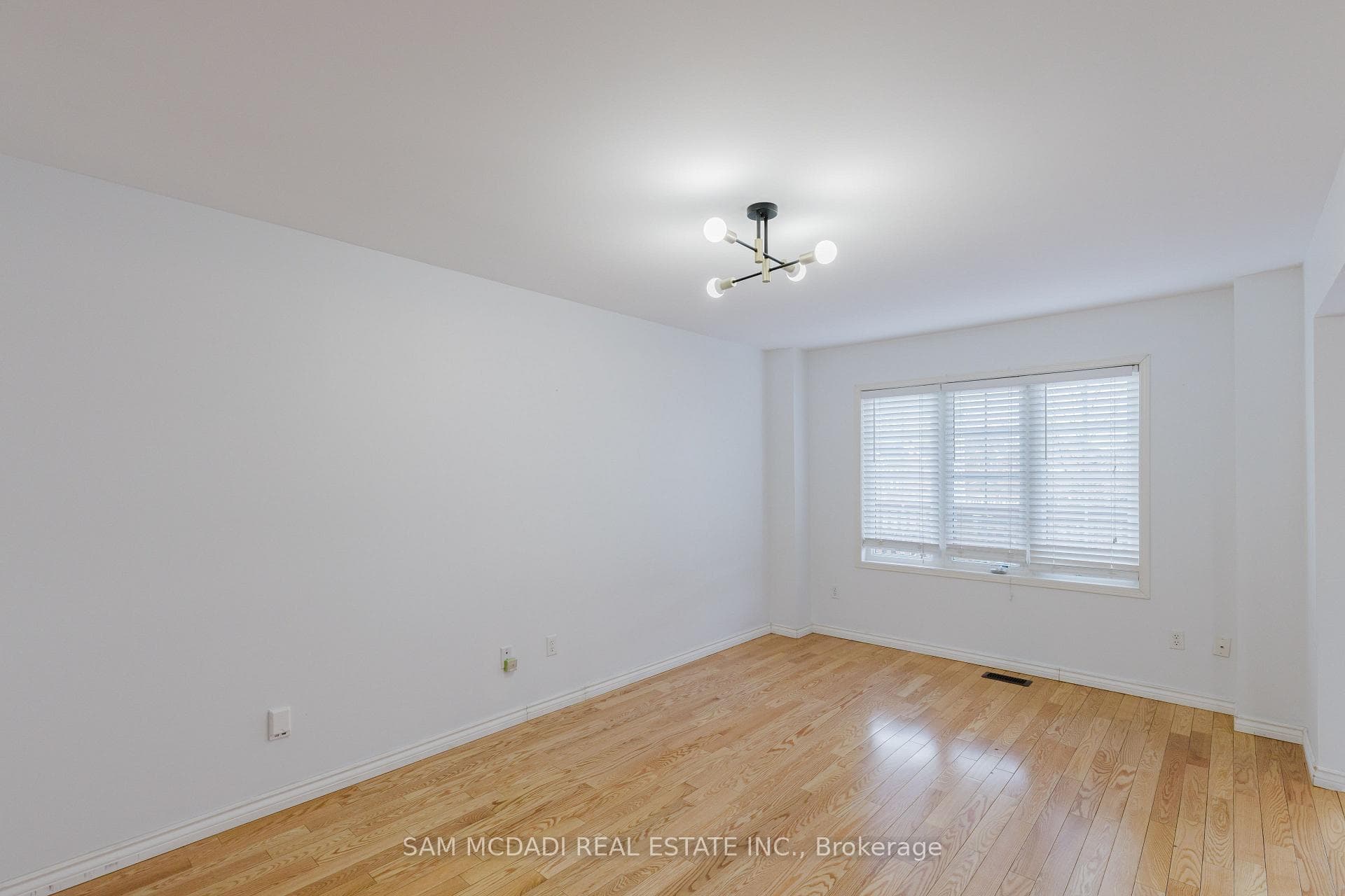 1260 Lamont Crescent photo 4