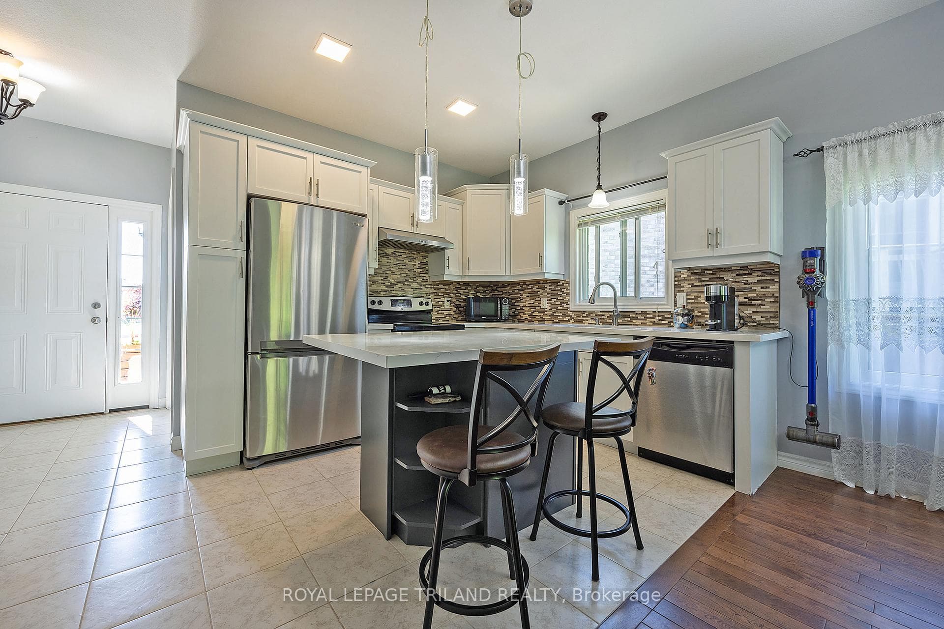 1062 Moy Crescent photo 5