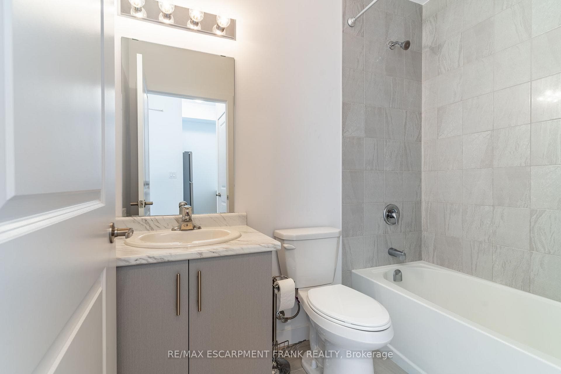 460 Dundas Street Unit 507 photo 17