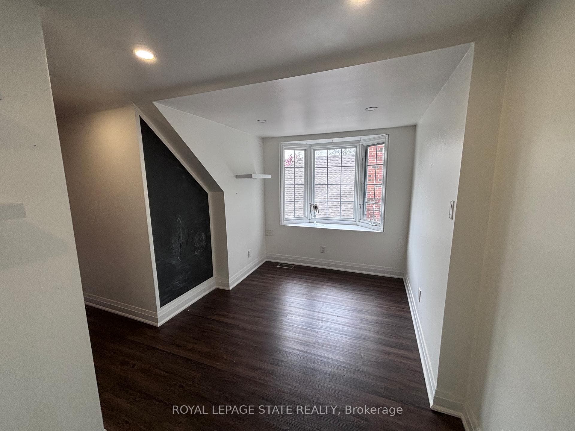 122 Queensdale Avenue photo 12