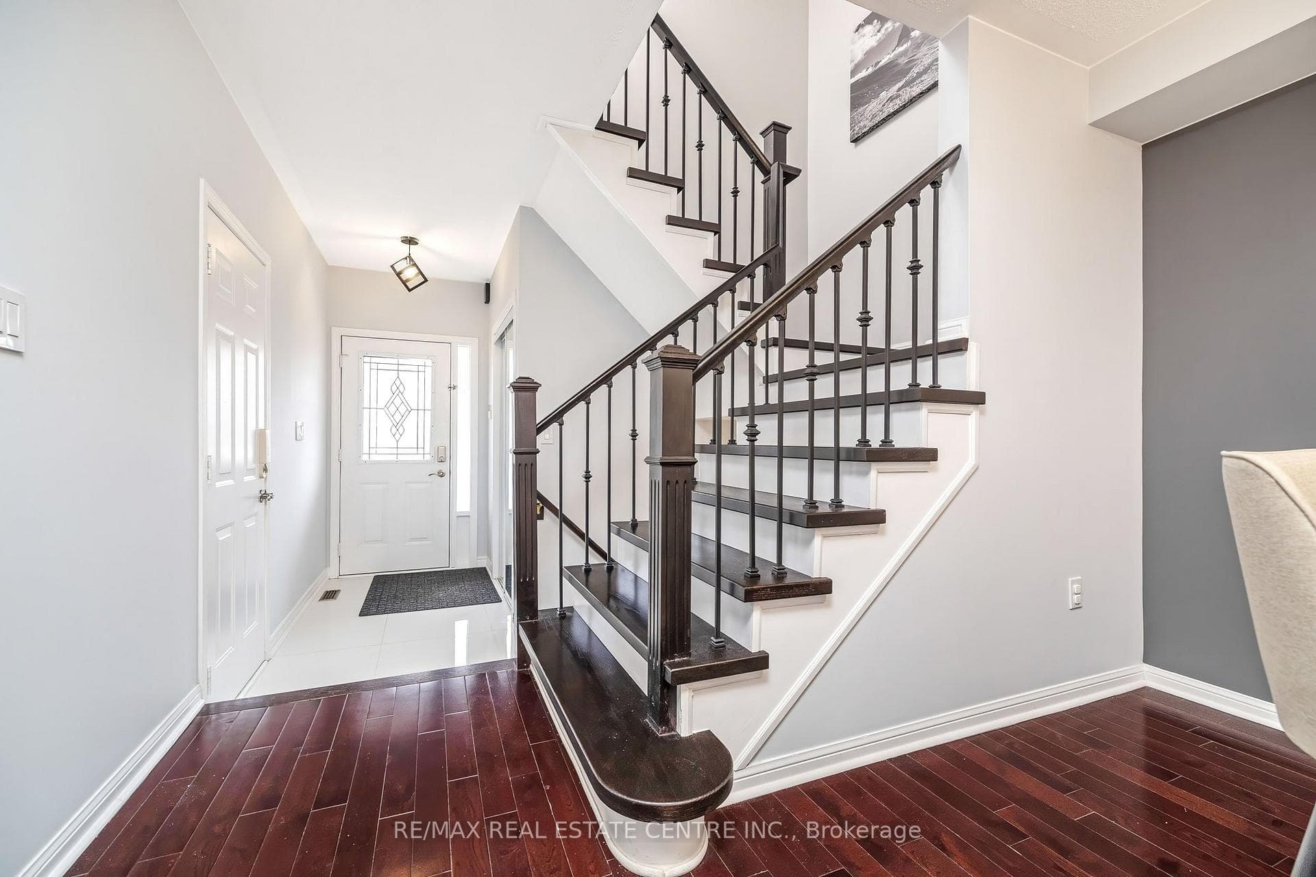 1617 Cartwright Crescent photo 3