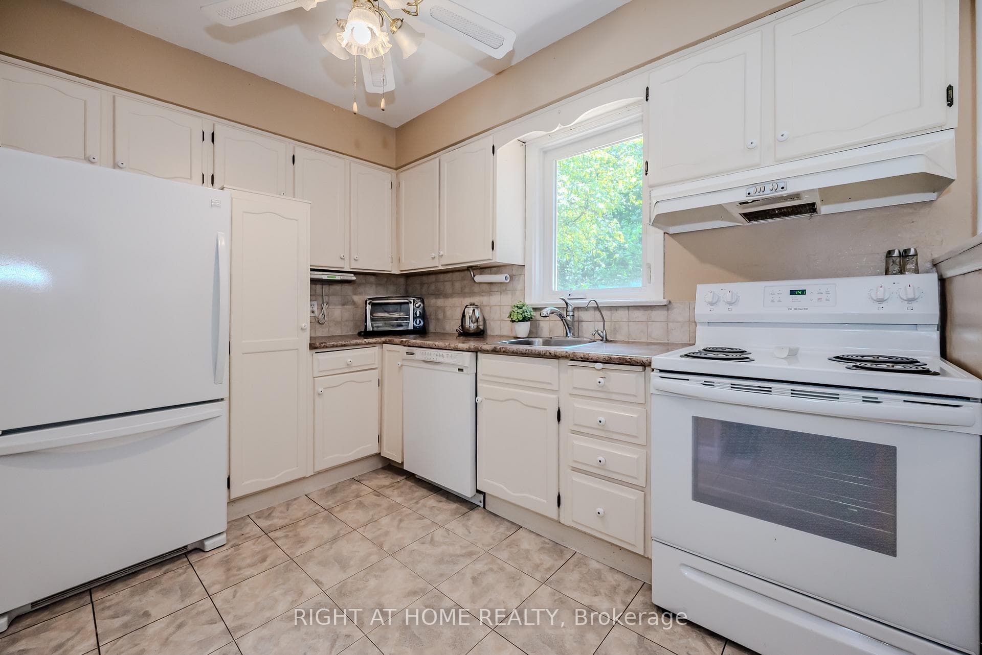 572 Wolsey Crescent photo 5