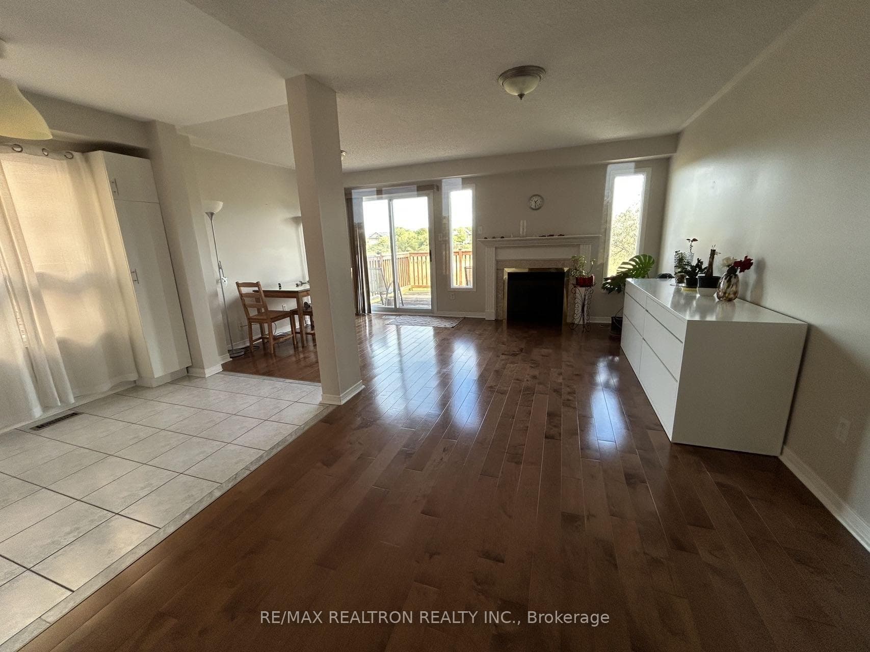 643 Walpole Crescent photo 2