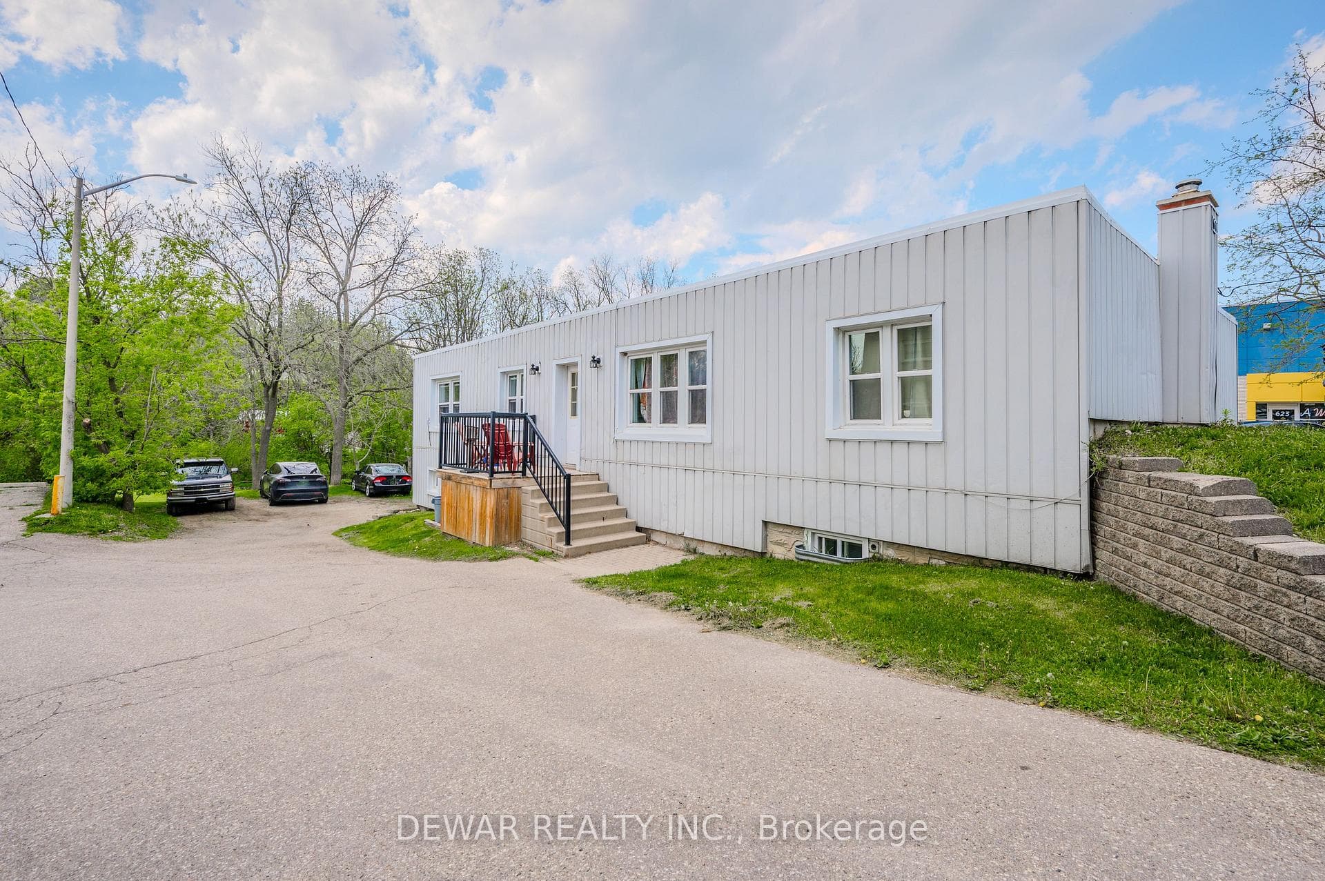 611 Lancaster Street photo 2