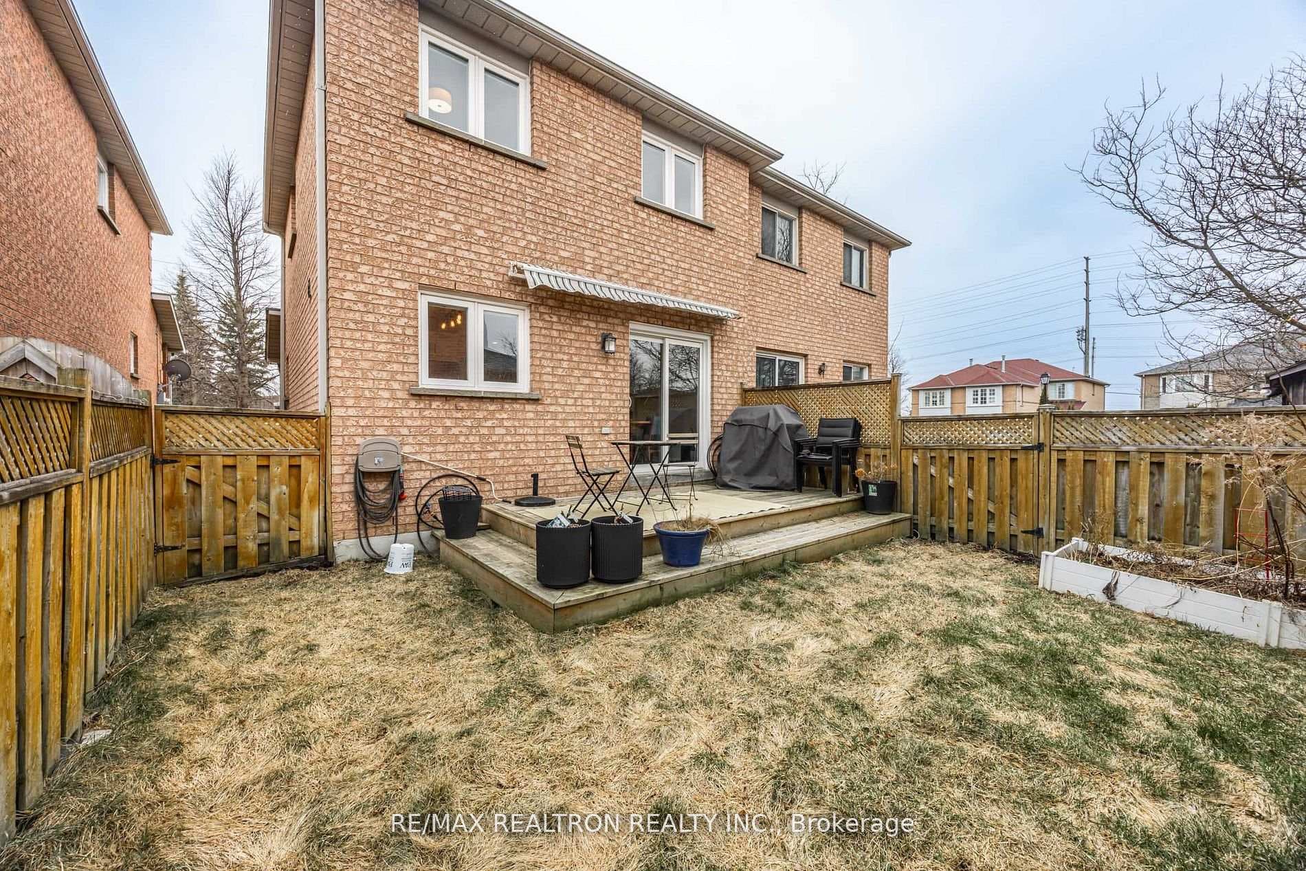533 Carberry Street photo 30