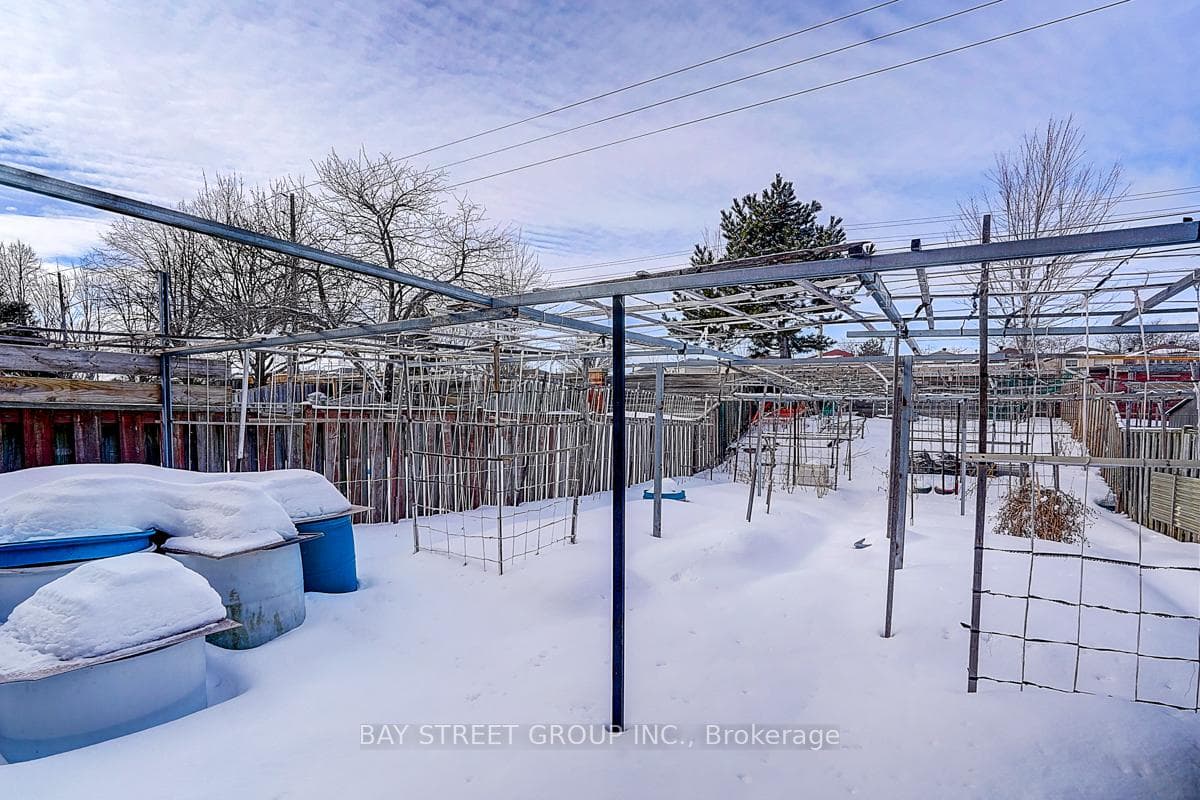 203 Roxanne Crescent photo 43