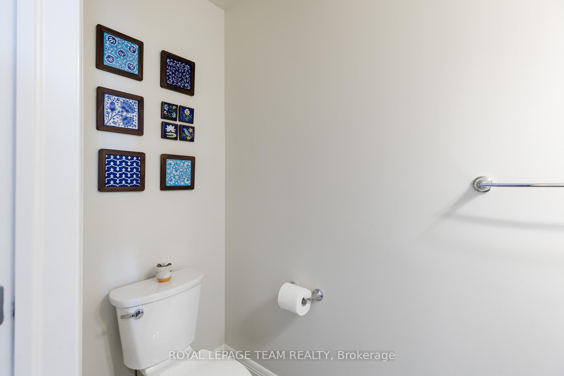 86 Escarpment Crescent photo 16