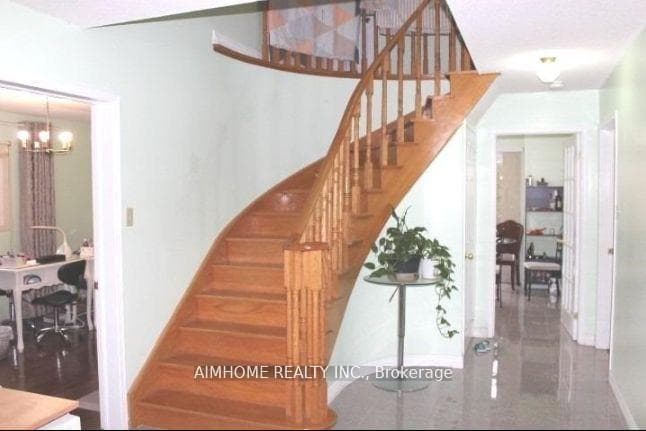 137 Irenemount Crescent Unit Upper photo 2
