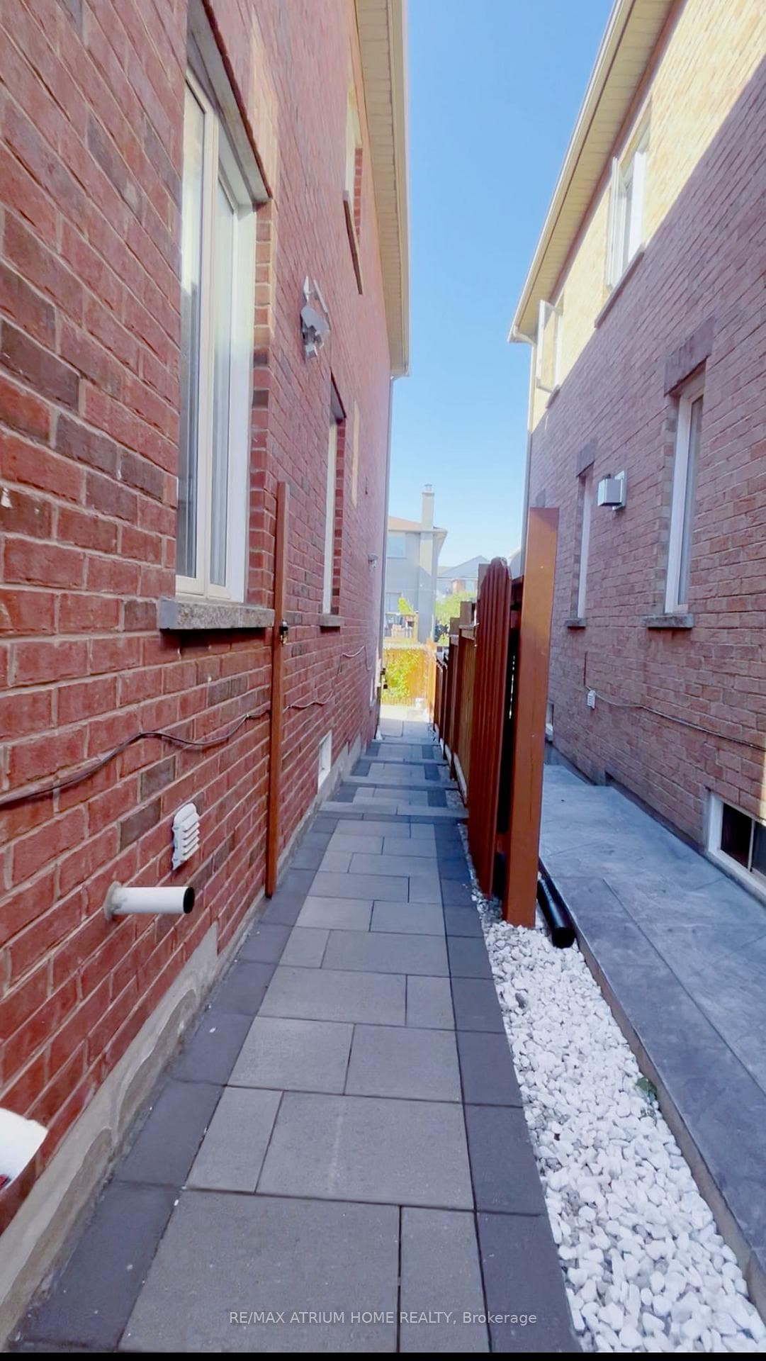 4576 Centretown Way photo 2
