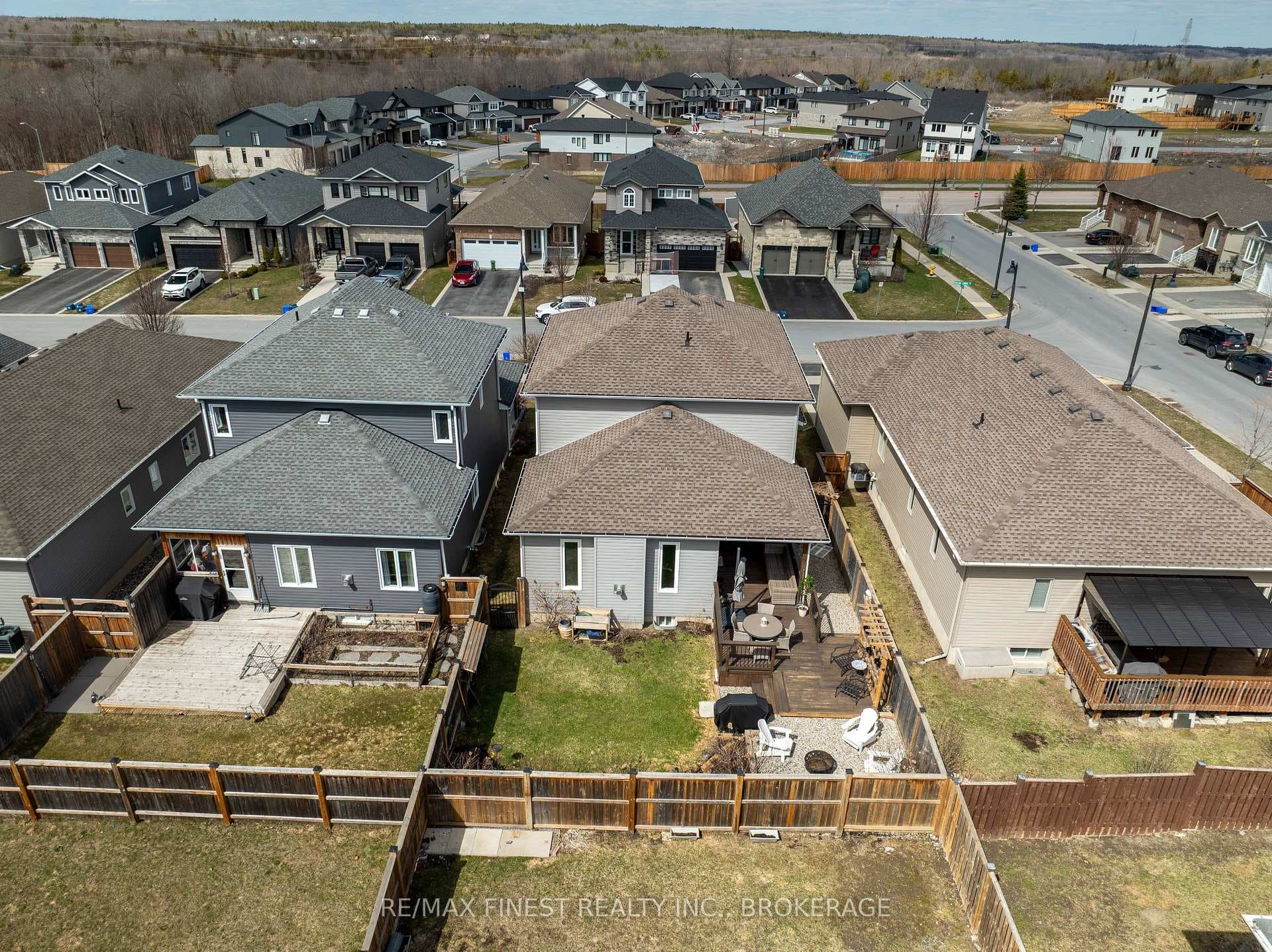 1298 CARFA Crescent photo 40