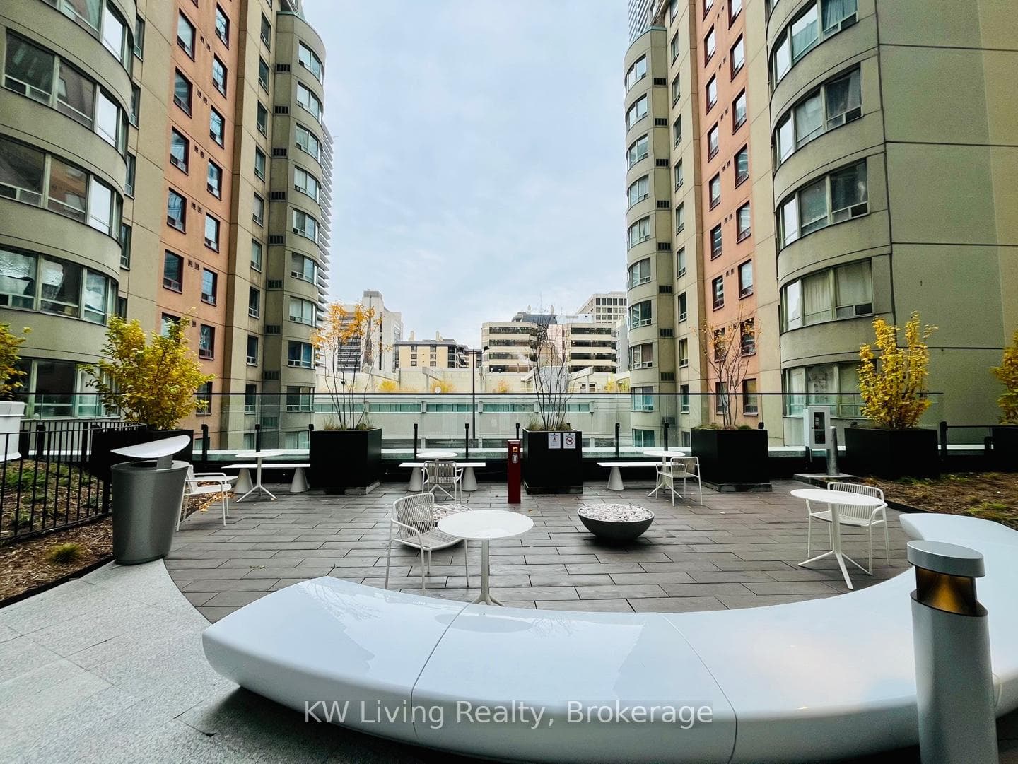 238 Simcoe Street Unit 405 photo 11