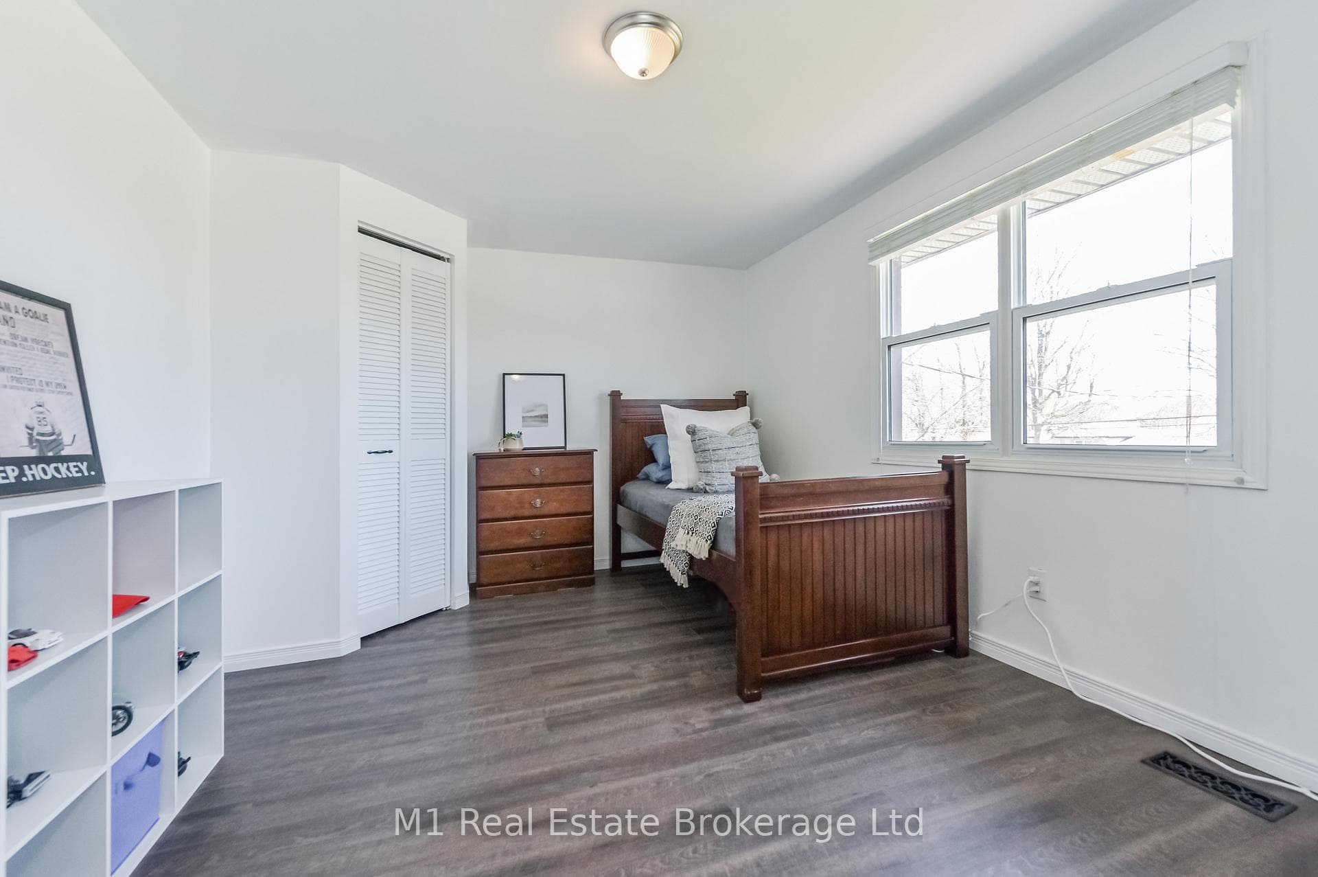 335 Elora Street photo 27