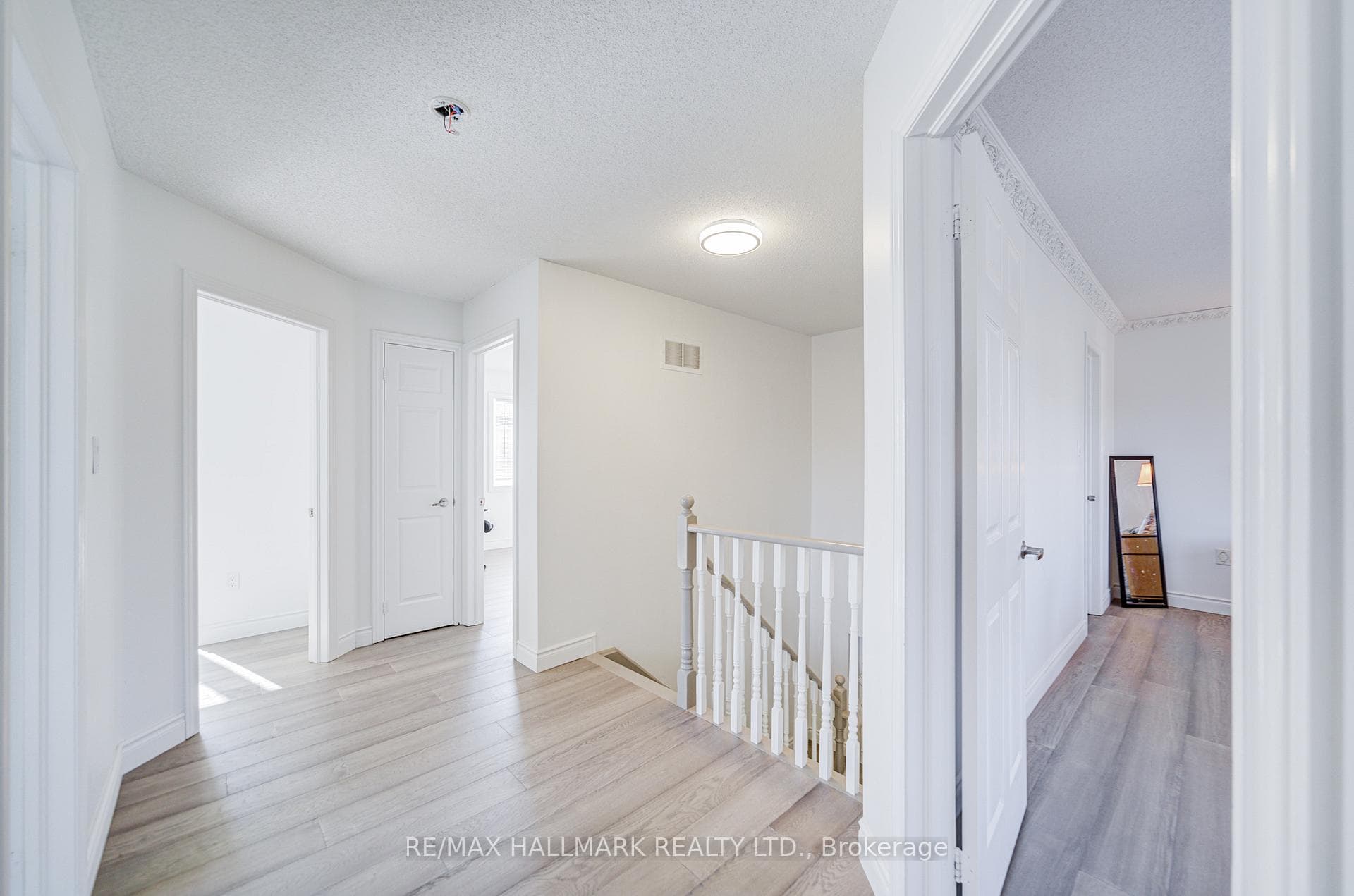 8 Glendower Crescent photo 17