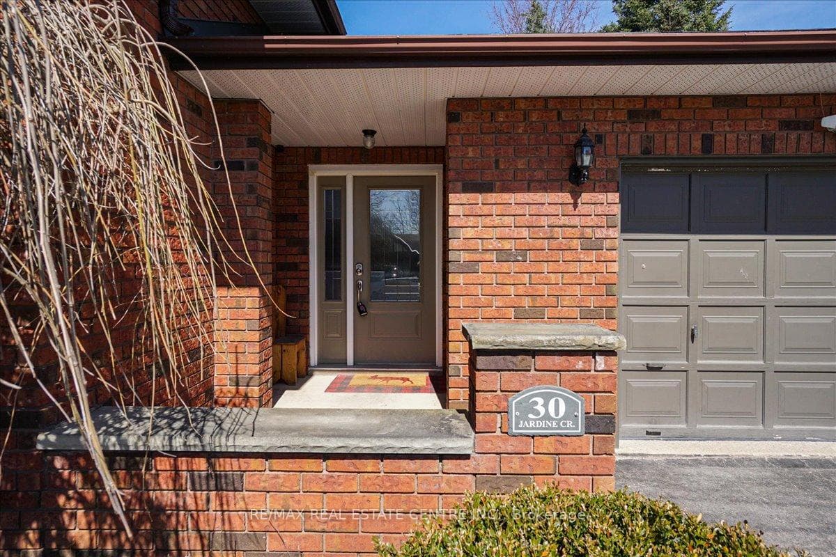 30 JARDINE Crescent photo 5