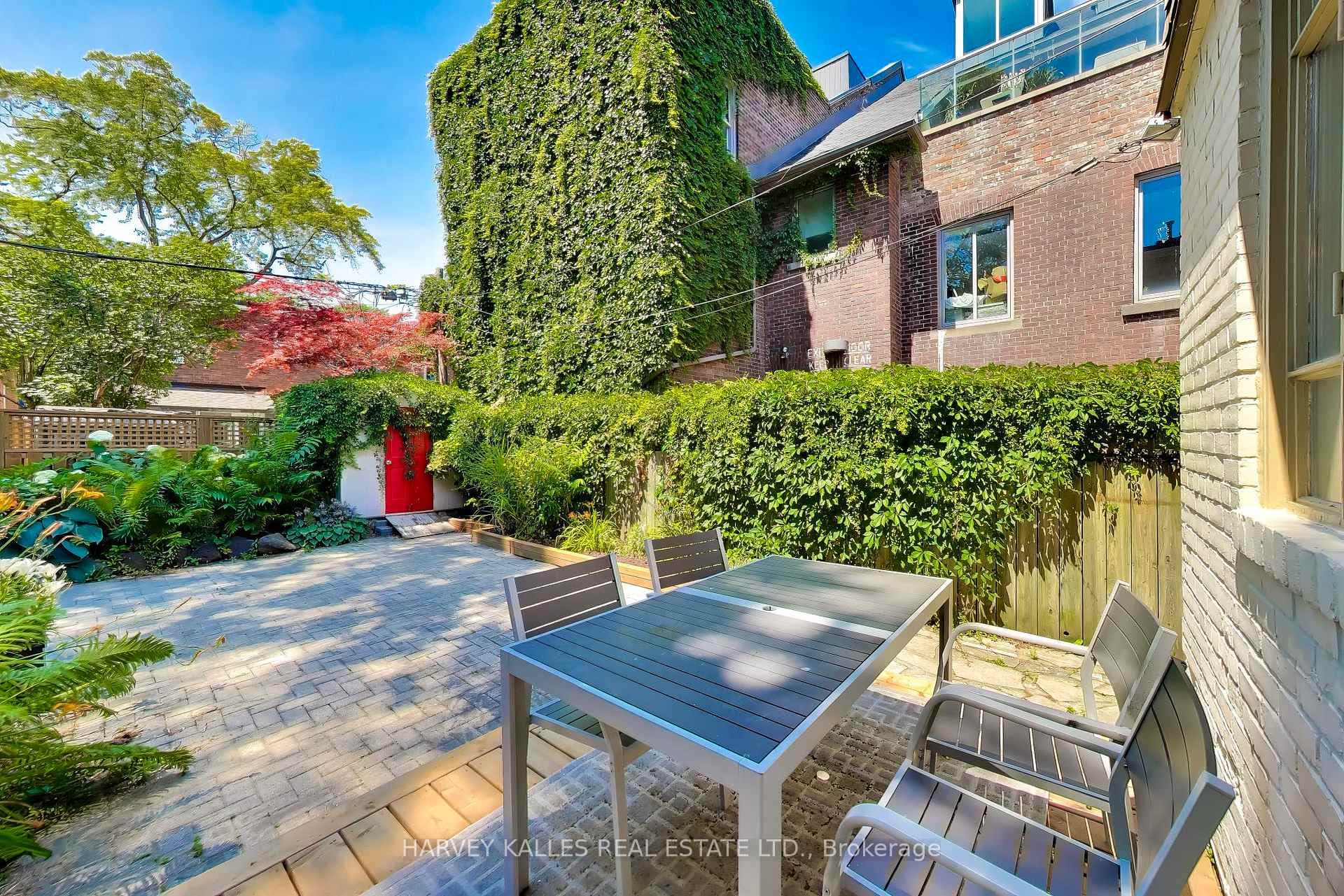 318 Sumach Street photo 28