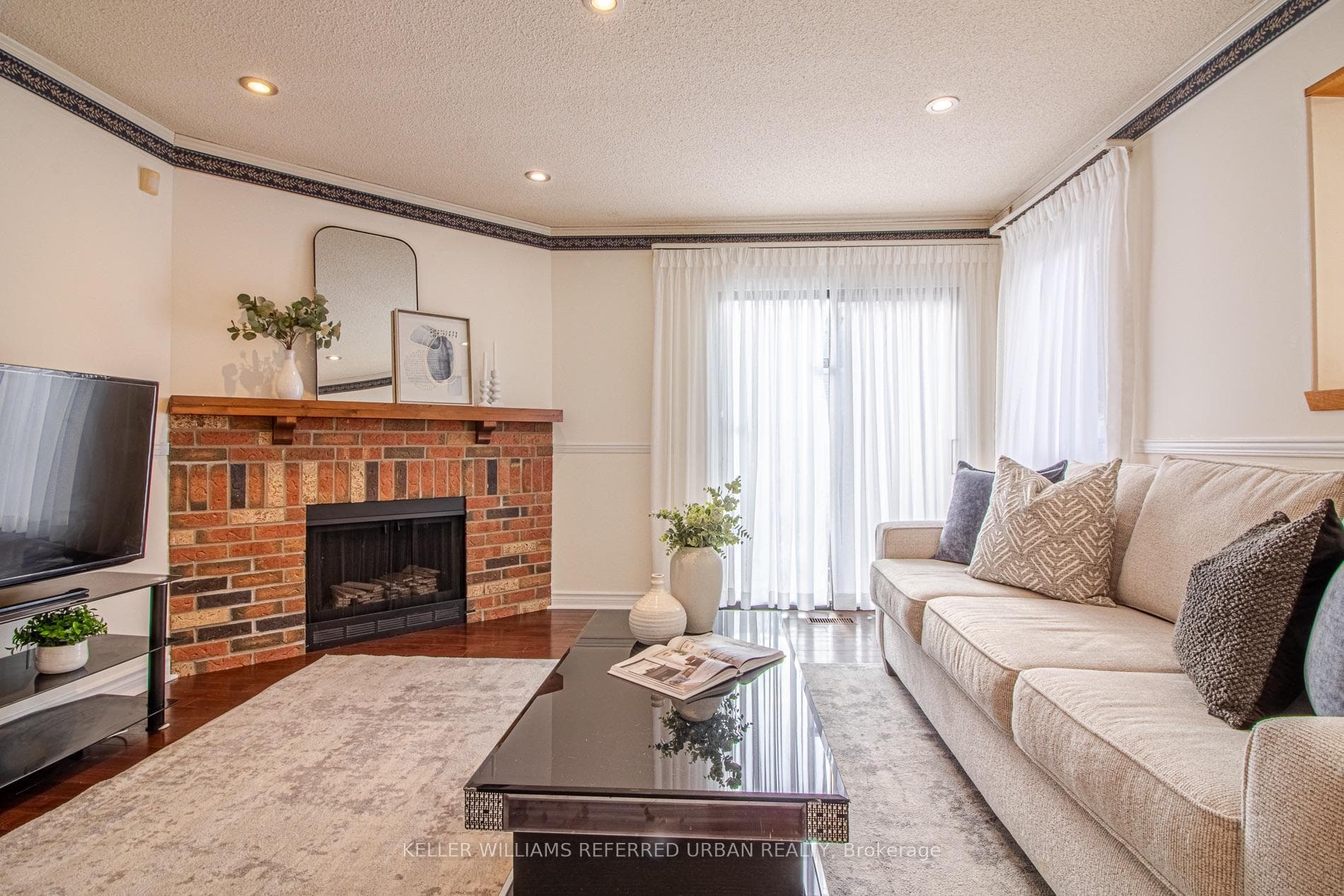 63 Holmbush Crescent photo 2
