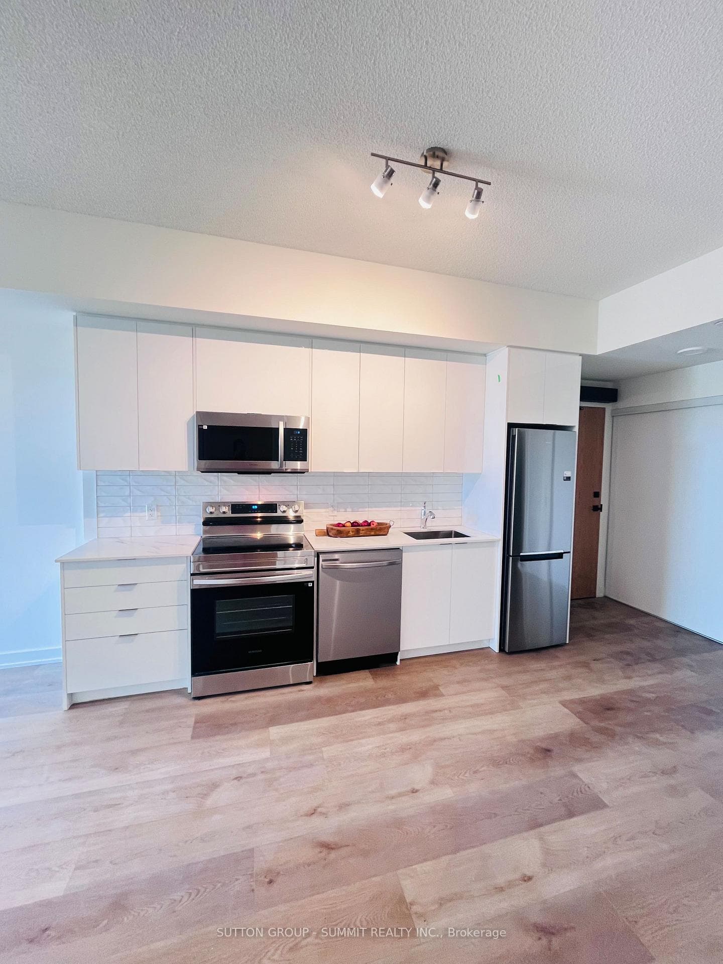 33 ERIE Avenue Unit 402 photo 10