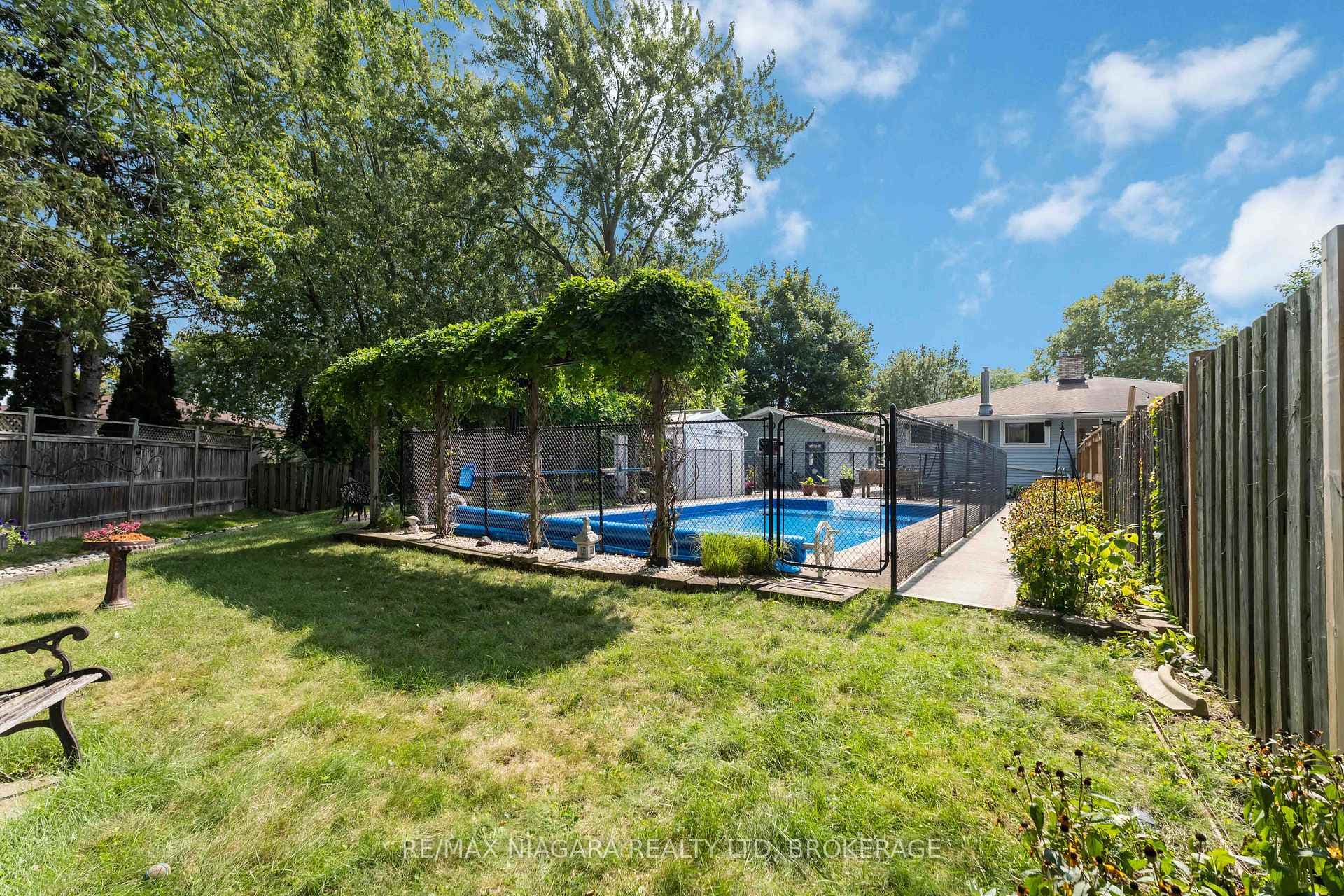 8 Huntingwood Gate photo 32