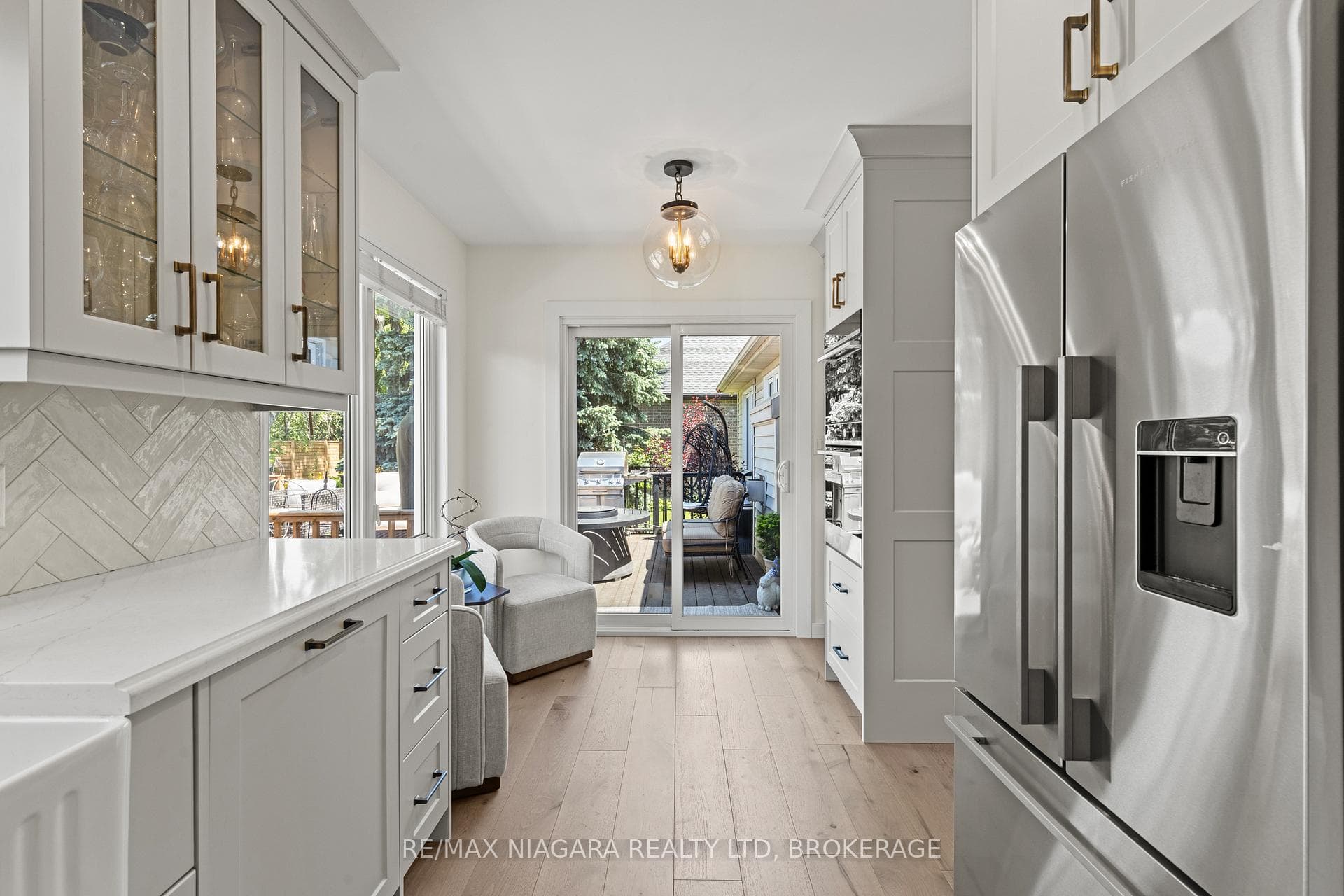 611 Victoria Street photo 21