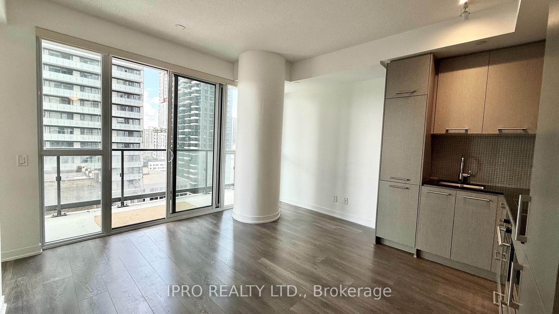 87 Peter Street Unit 1808 photo 4