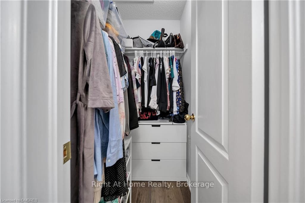 687 EDWARDS Avenue photo 12