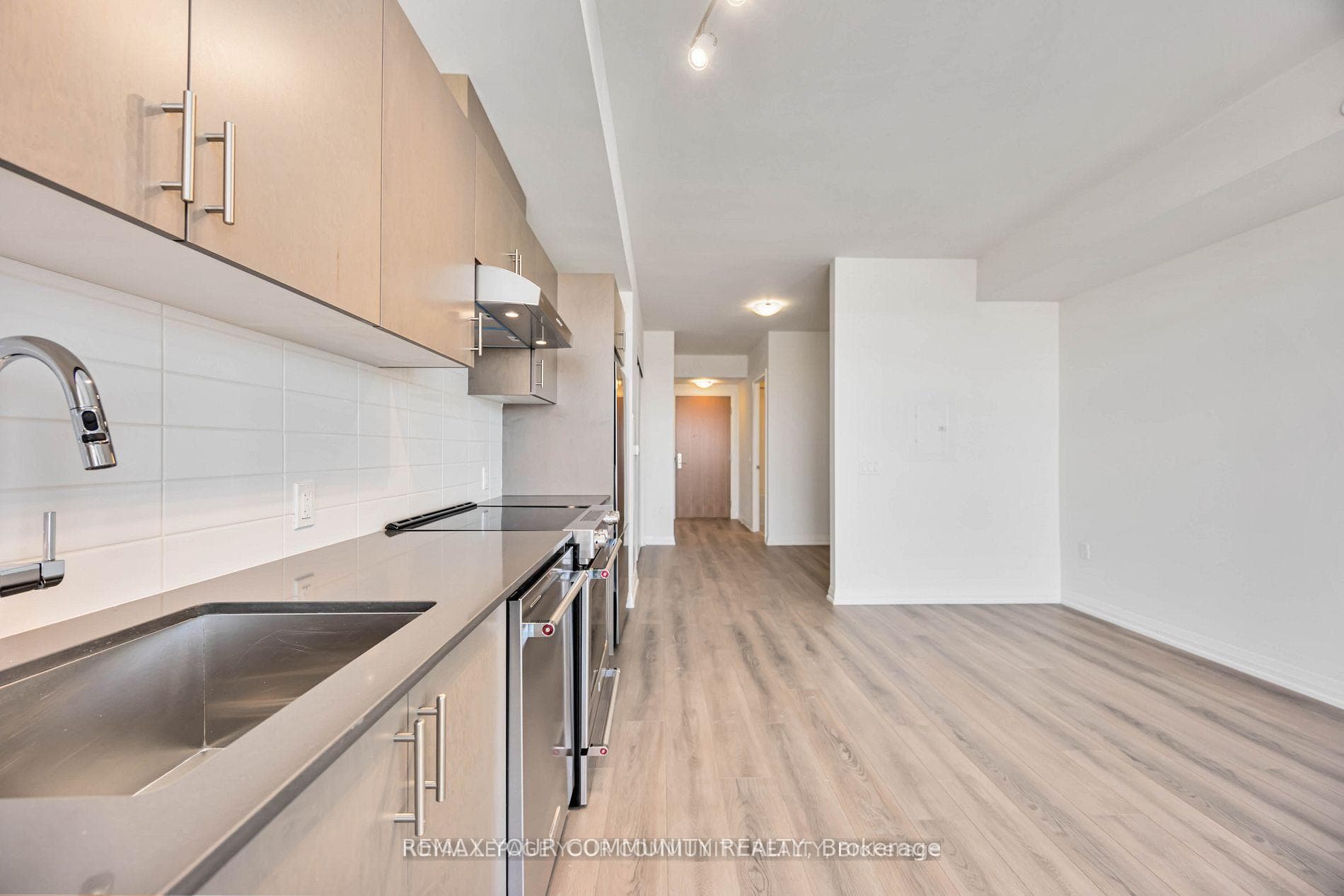 8960 Jane Street Unit 429 photo 18