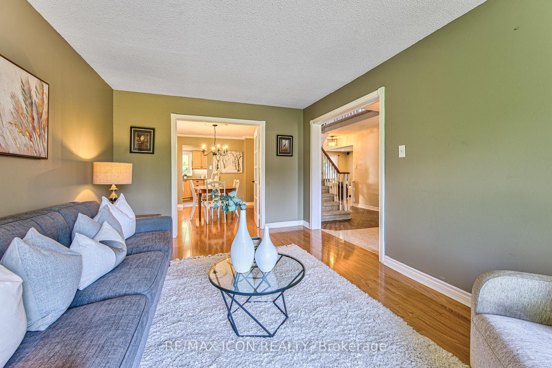 15 Hall Crescent photo 6