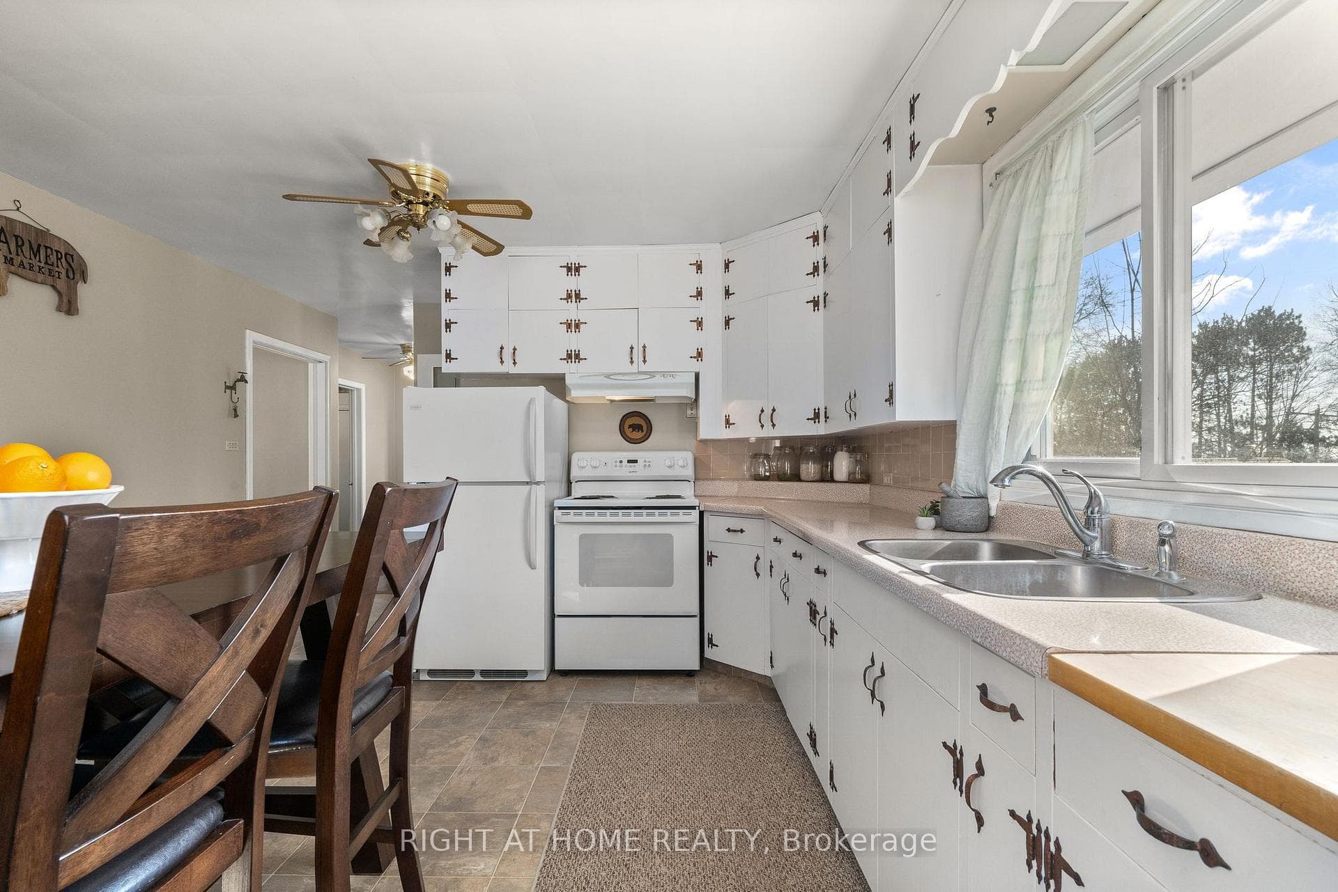 335 Katherine Street photo 11