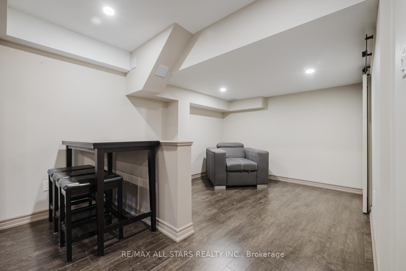 3 Richard Coulson Crescent photo 31