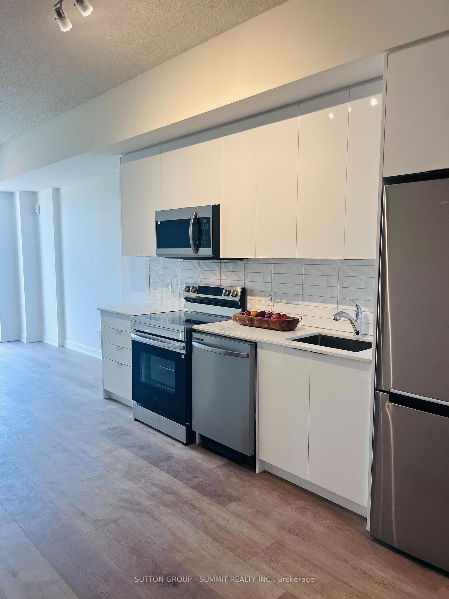 33 ERIE Avenue Unit 402 photo 8