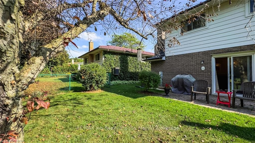 3 SPARLING Crescent photo 45