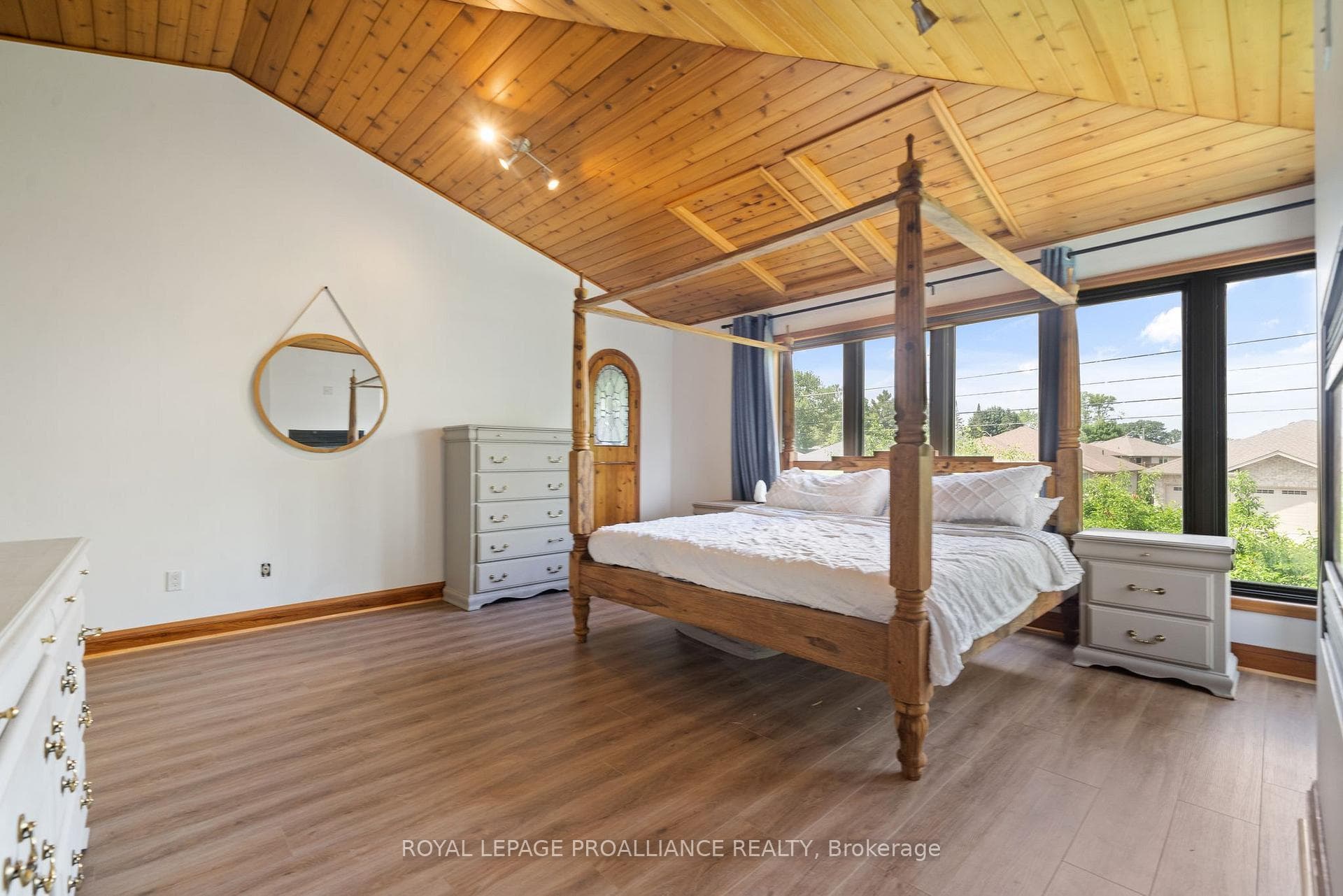 27 FOREST HILL Crescent photo 20