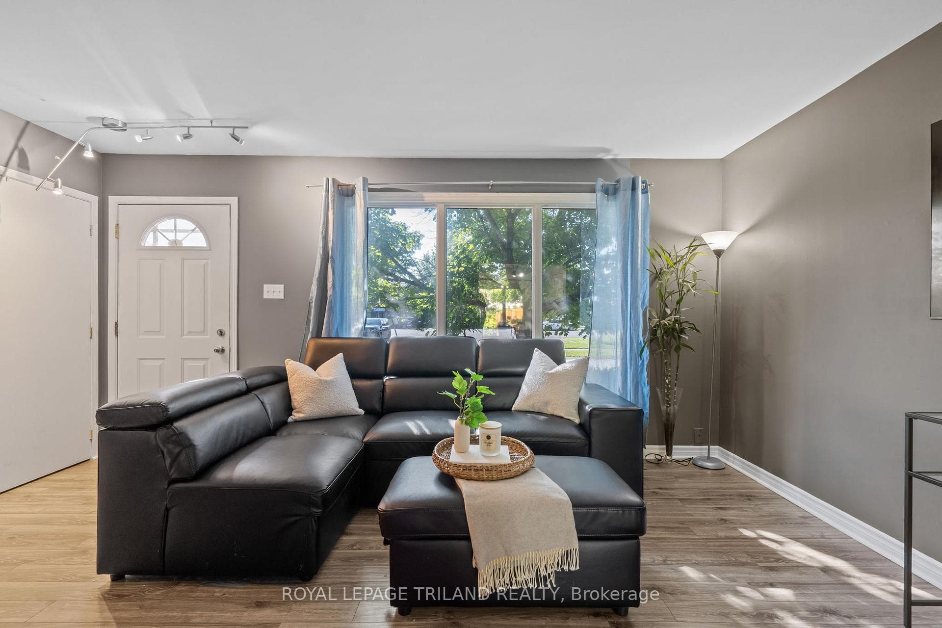 1289 Jalna Boulevard photo 5