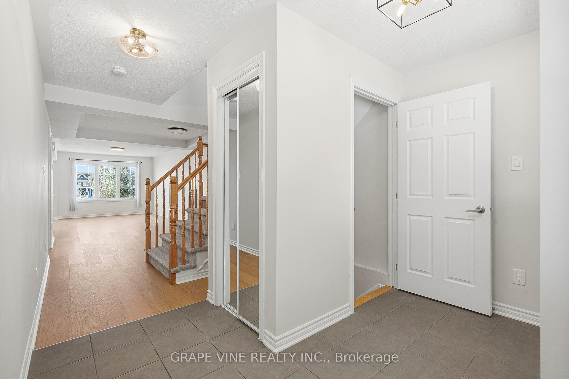 582 Meadowcreek Circle photo 4