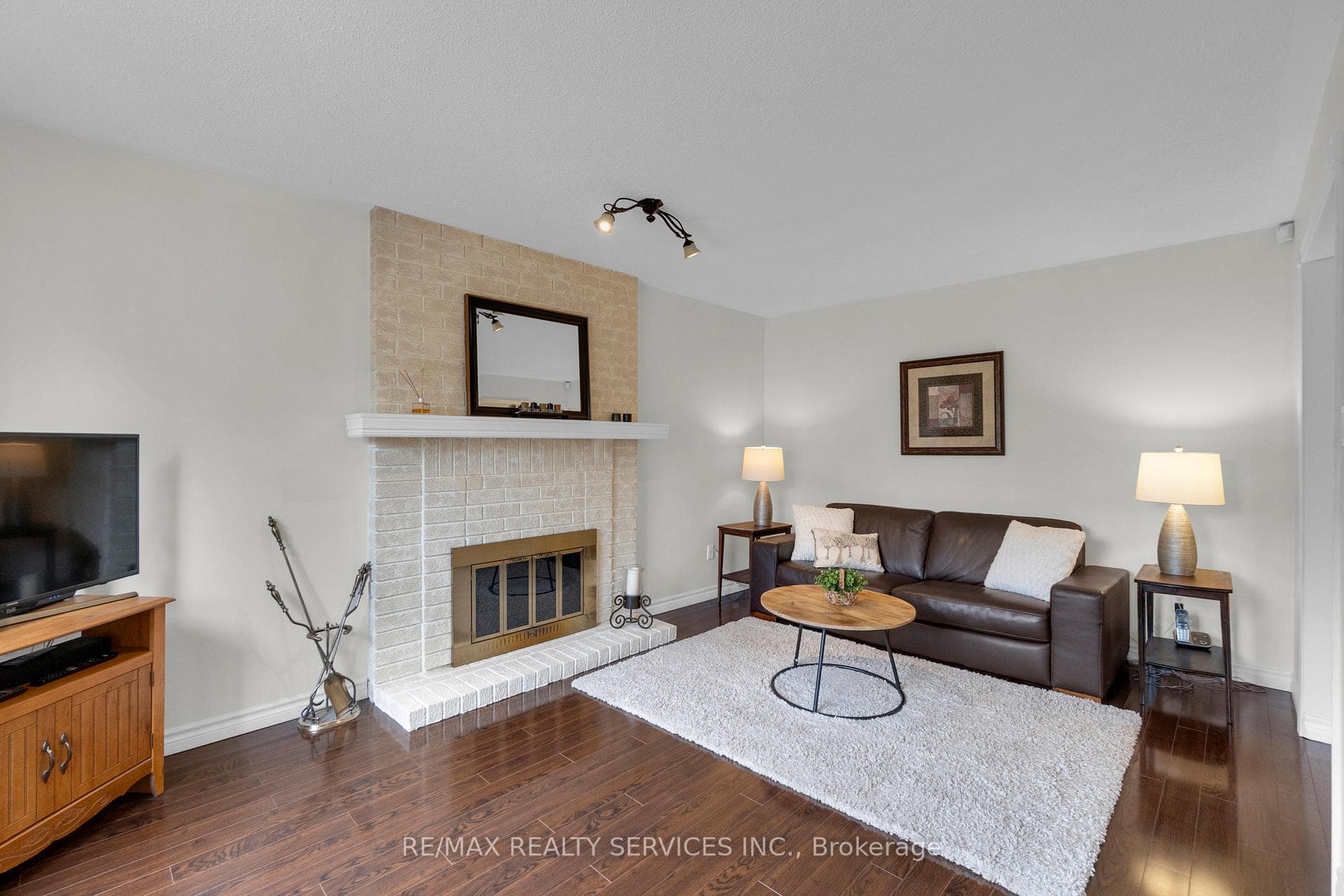 6 Hall Crescent photo 9