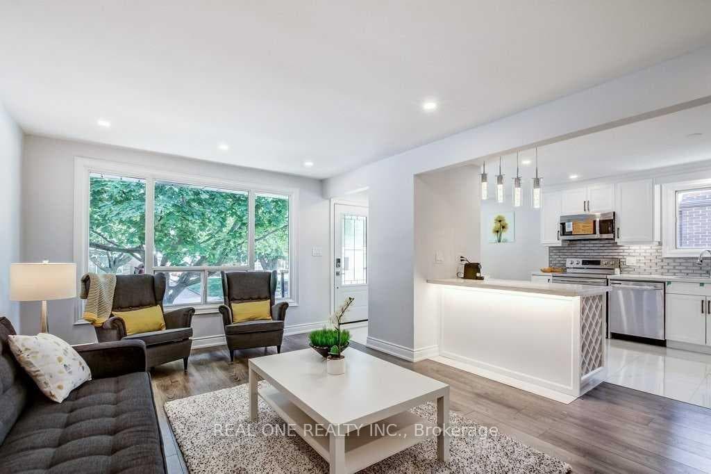 180 Manning Avenue Unit Upper photo 1