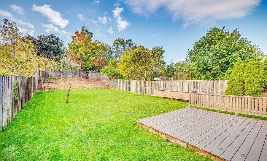 118 Mowat Crescent photo 26