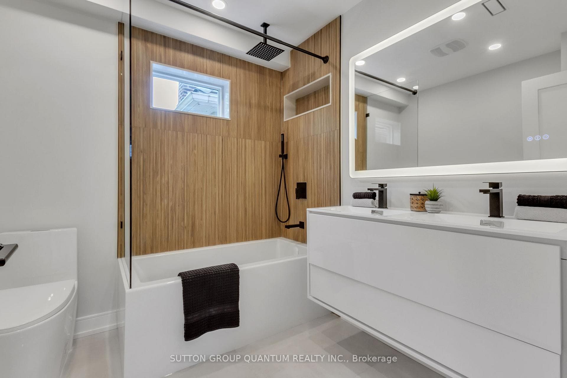 4th level 4 piece bathroom, double vanity