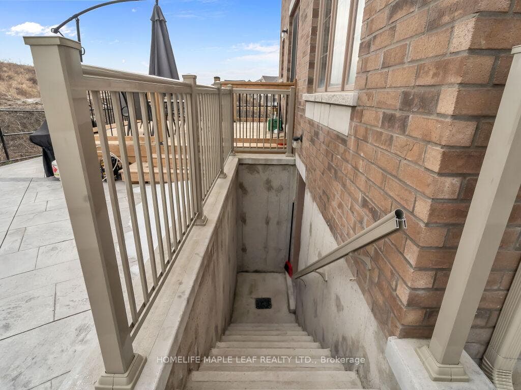35 Dotchson Avenue photo 3