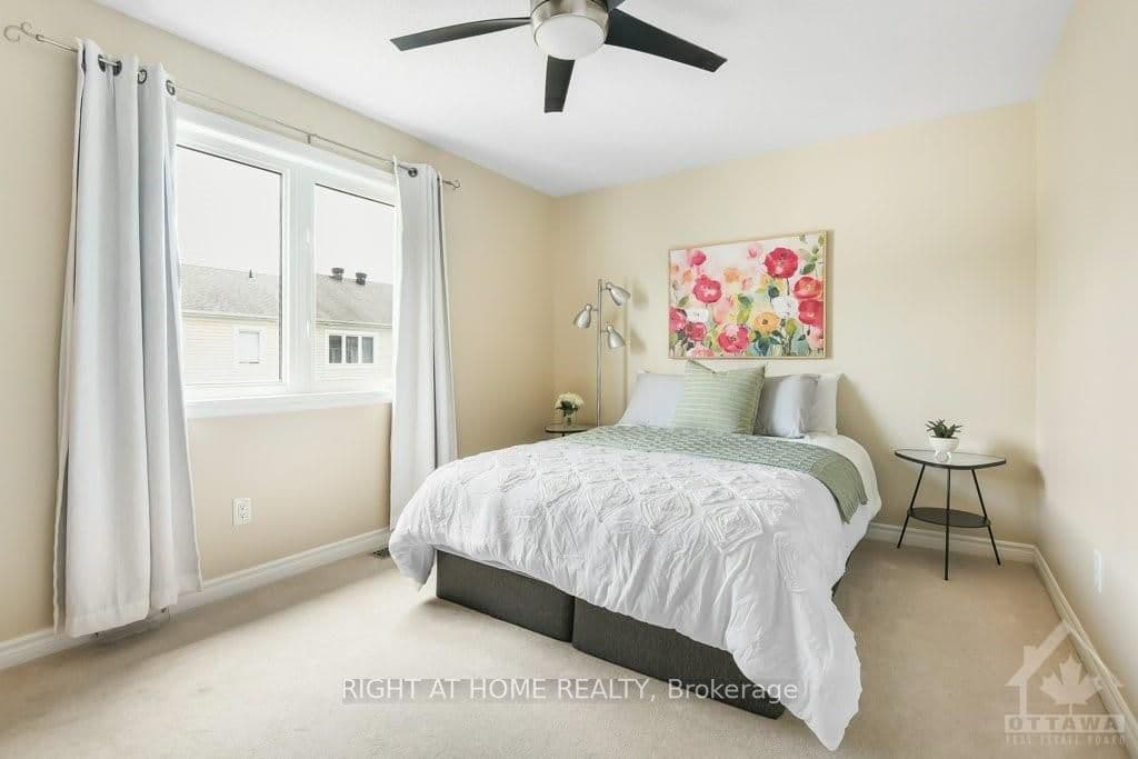 462 MEADOWHAWK Crescent photo 20