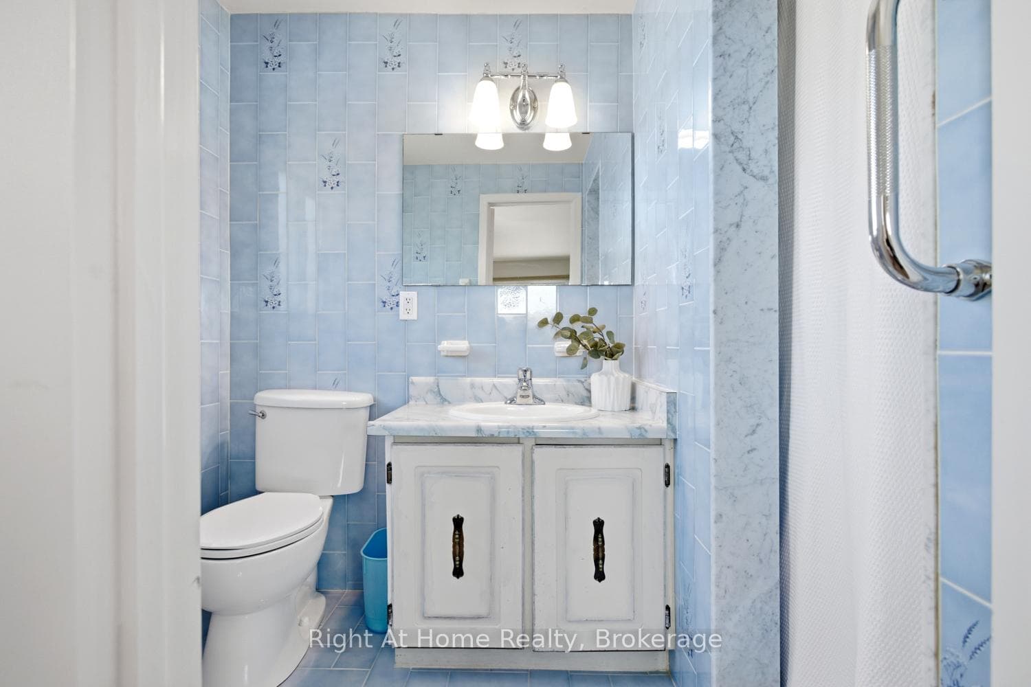 3 piece ensuite to primary bedroom