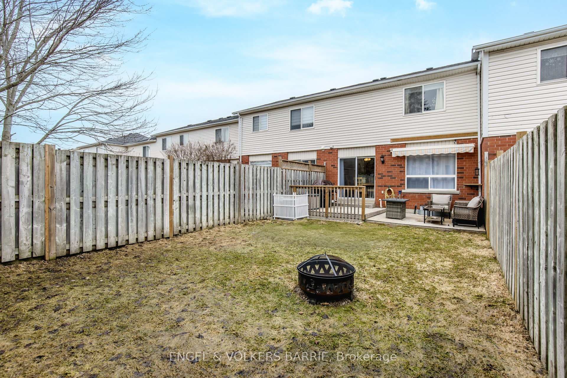 154 PICKETT Crescent photo 43